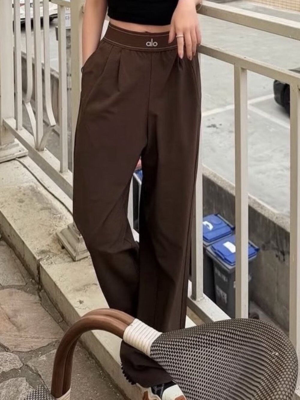 Model Off Duty 🛀 ALO Yoga Suit Up Trouser Espresso🤳Wide-Leg Long-Leg Look
